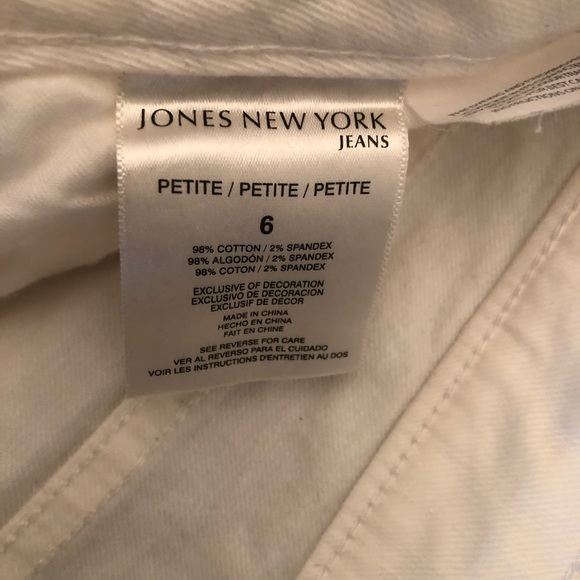 Jones New York Sutton straight white jeans size 6 petite. White. - Picture 3 of 4